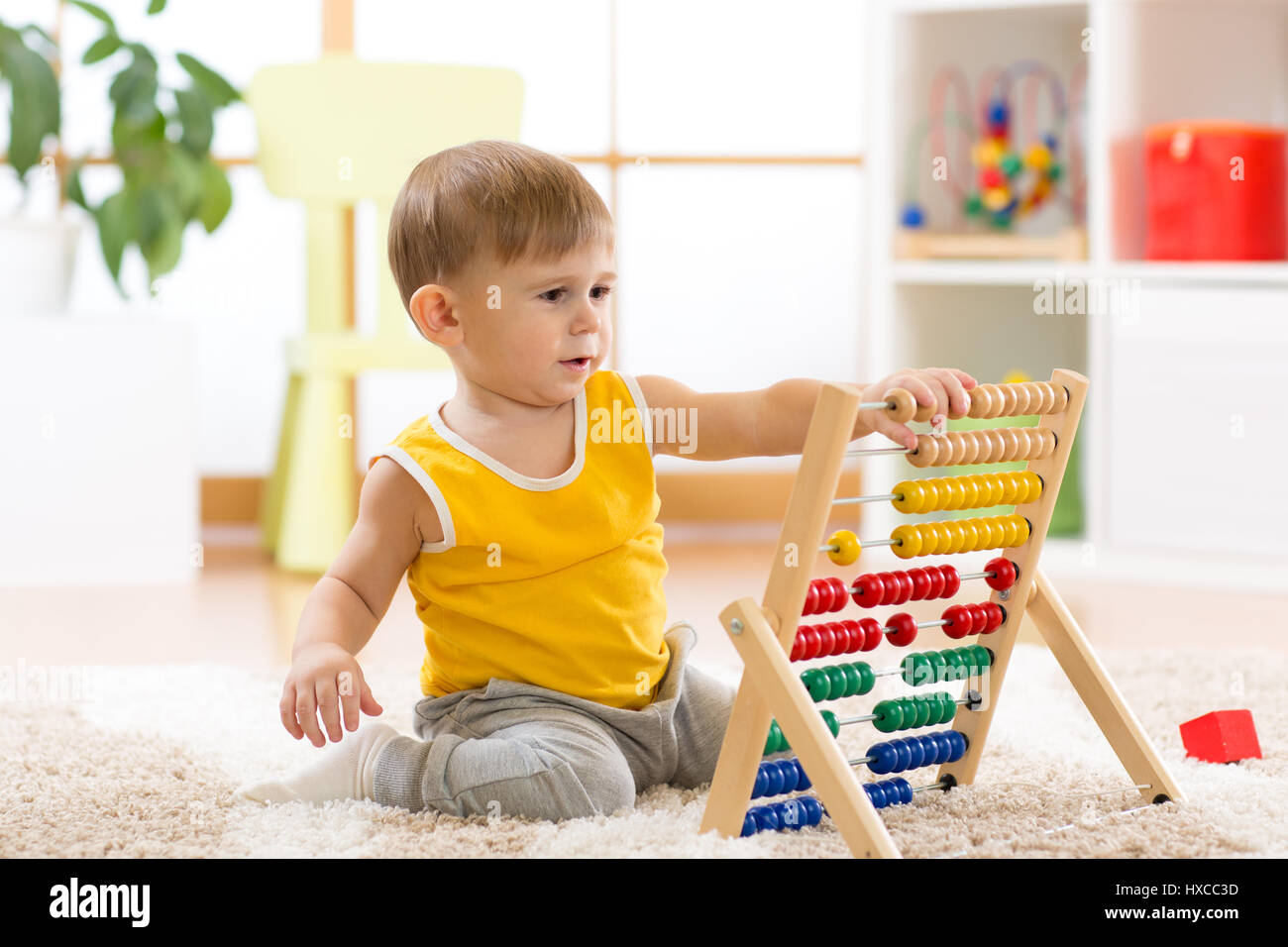 Bambino ragazzo giocando con abacus Foto Stock