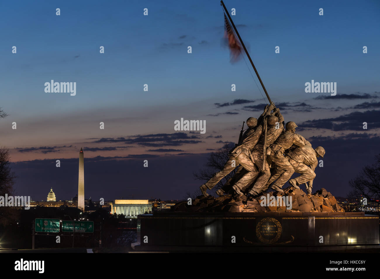 La US Marine Corps War Memorial con monumenti di Washington in sottofondo durante la mattina del crepuscolo in Arlington, Virginia. Foto Stock