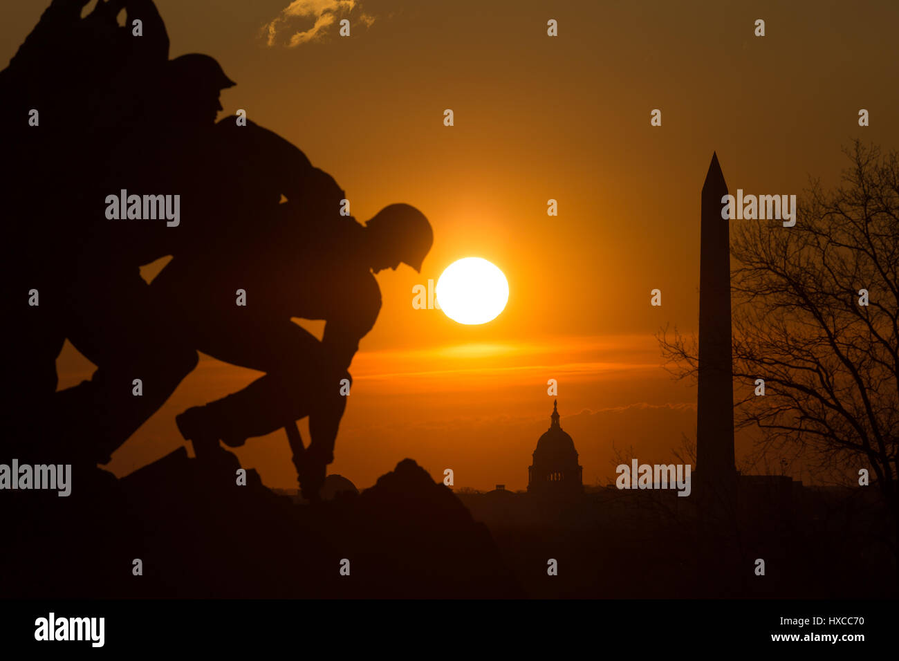 La US Marine Corps War Memorial stagliano contro un cielo arancione all'alba, con iconico di Washington DC, i punti di riferimento in background. Foto Stock