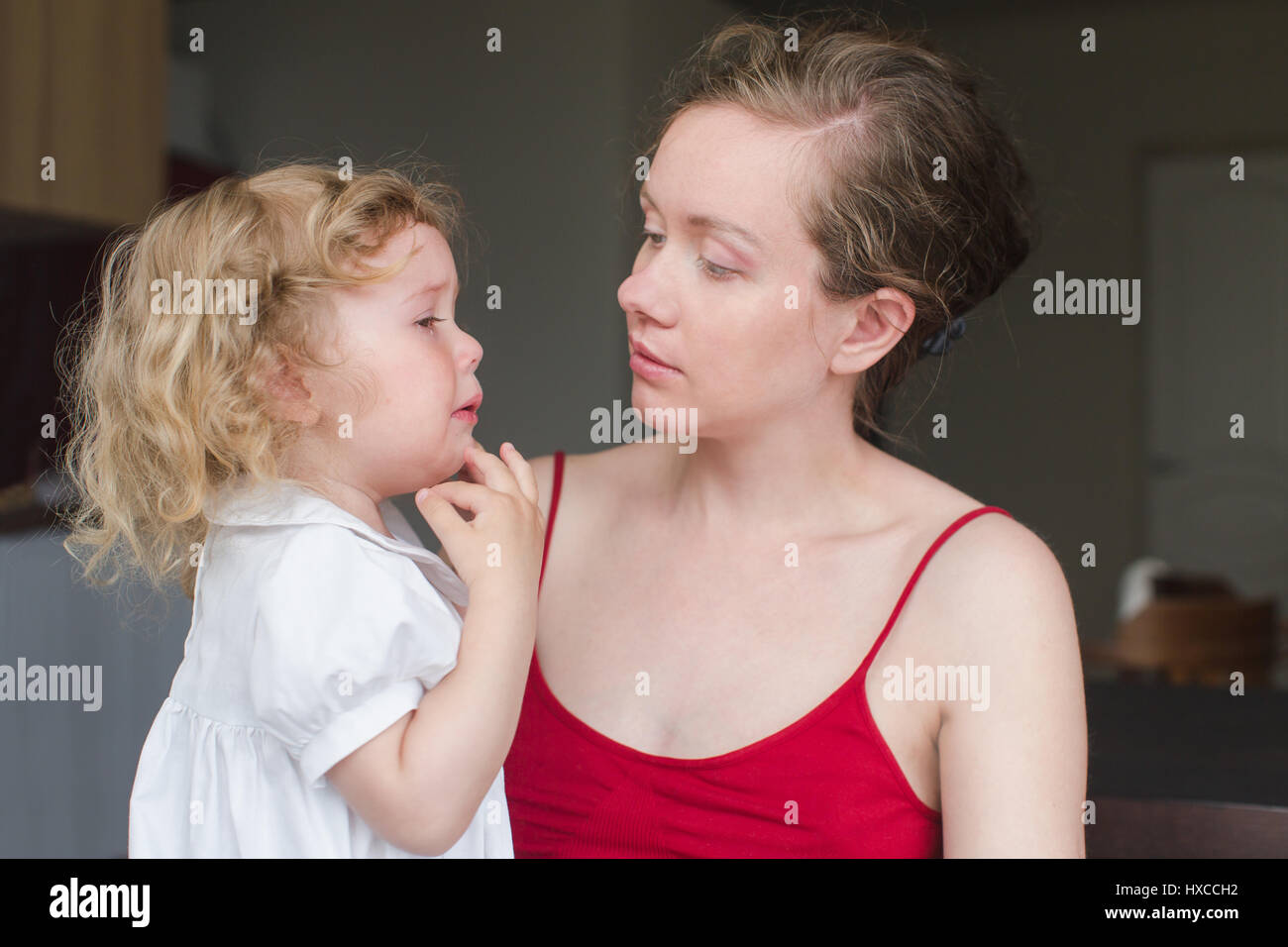 Donna con la figlia di pianto Foto Stock