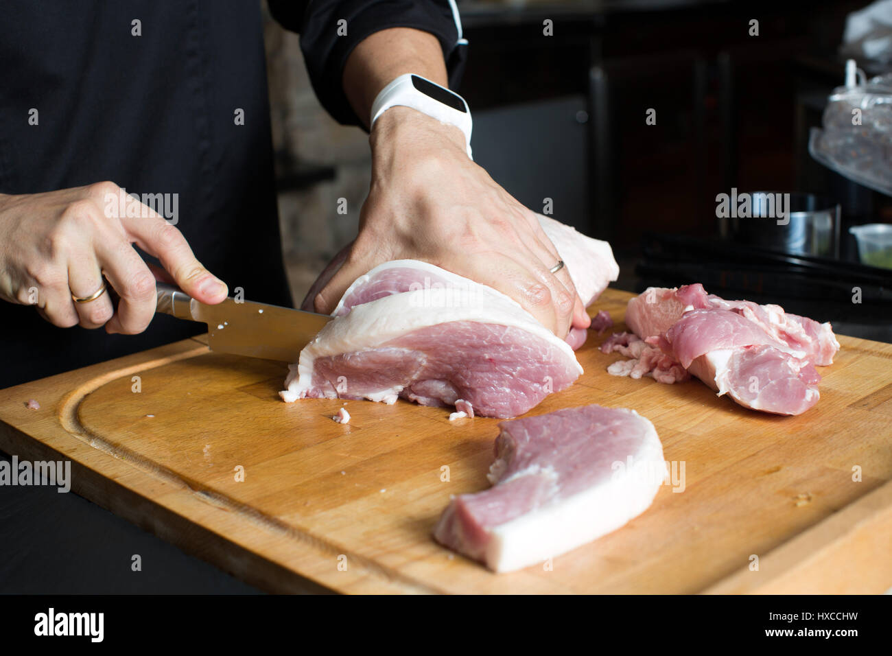 Ritagliare le mani del taglio della carne Foto Stock