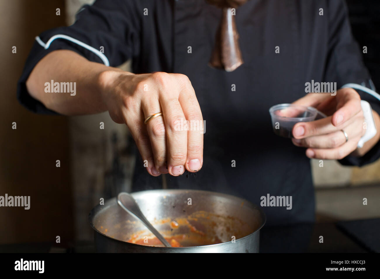 Chef di cucina rendendo pasto Foto Stock