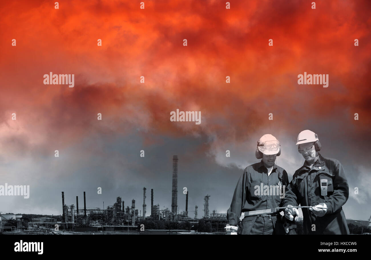 Lavoratori di raffineria e industria petrolifera e del gas con un tossico e cielo rosso Foto Stock