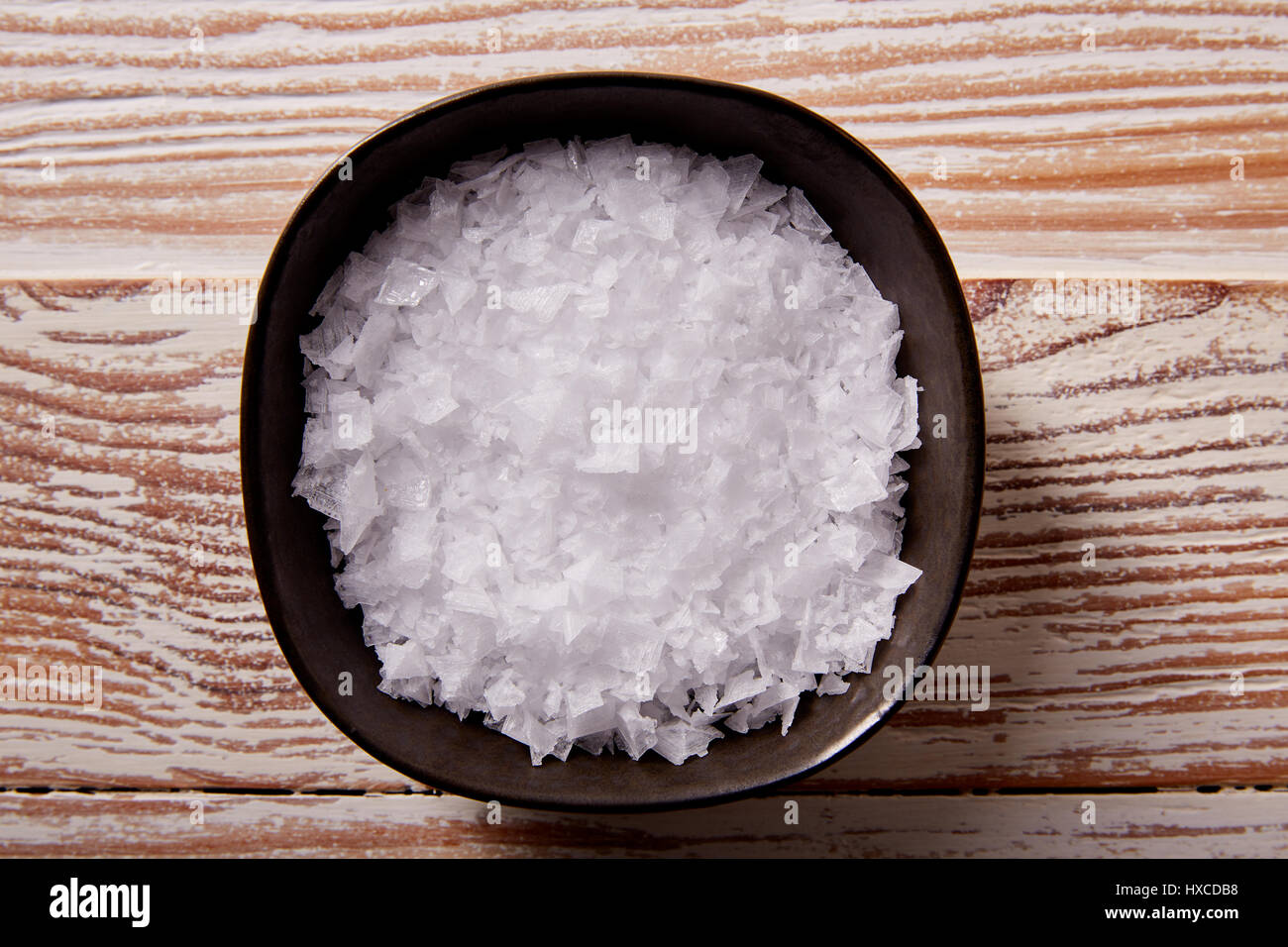 Maldon sale marino fiocchi in una ciotola su una tavola di legno