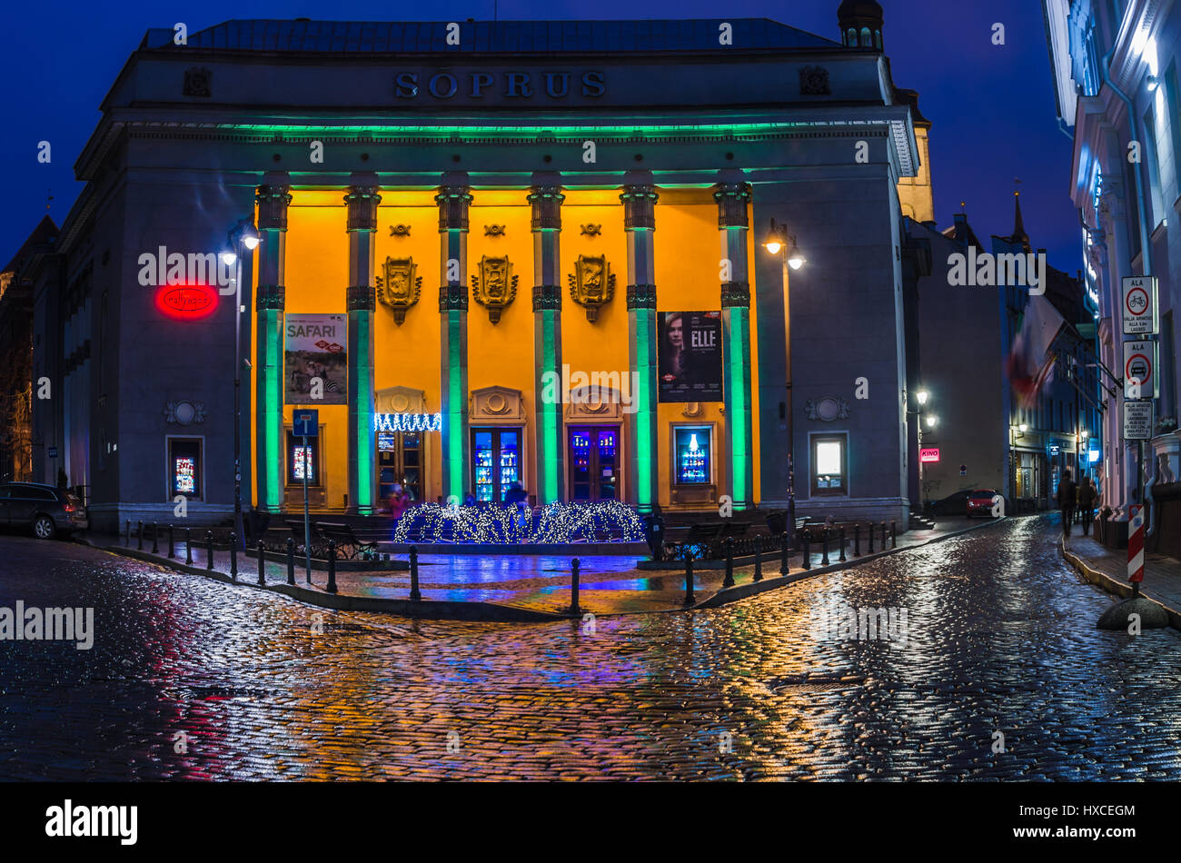 TALLINN, Estonia - 29 gennaio 2017: notte Tallinn, Cinema Soprus 1955 è un edificio in stile classico dell'epoca di Stalin con elementi di Est Foto Stock