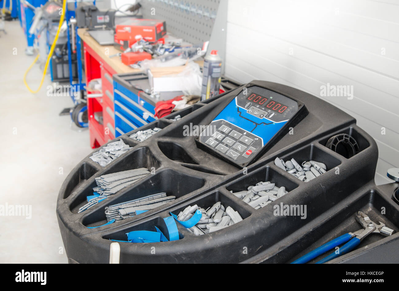 Garage, attrezzature di montaggio e equilibratura delle ruote di automobili Foto Stock