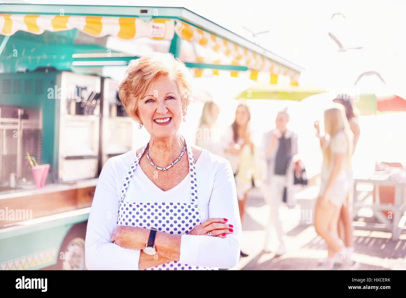 Ritratto sorridente femmina senior business proprietario fuori food cart Foto Stock