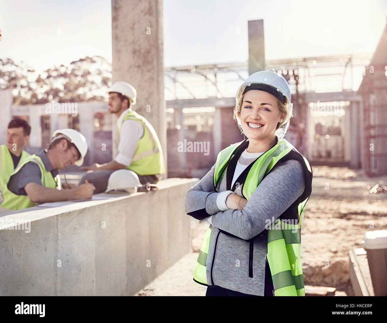 Ritratto femminile fiducioso operaio edile al sito in costruzione Foto Stock
