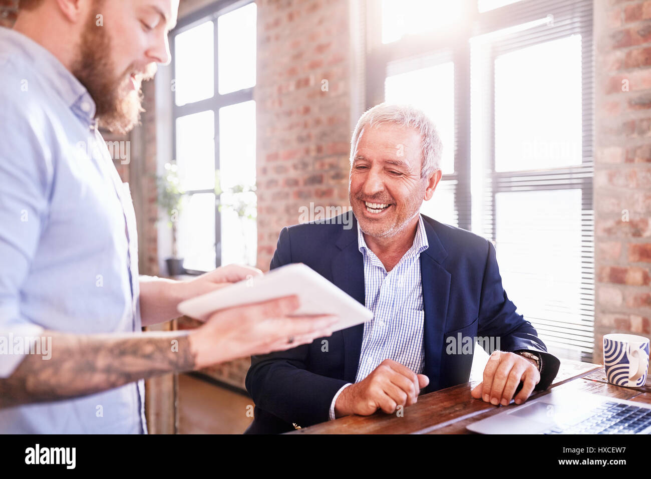 Imprenditori con tavoletta digitale lavoro in ufficio Foto Stock
