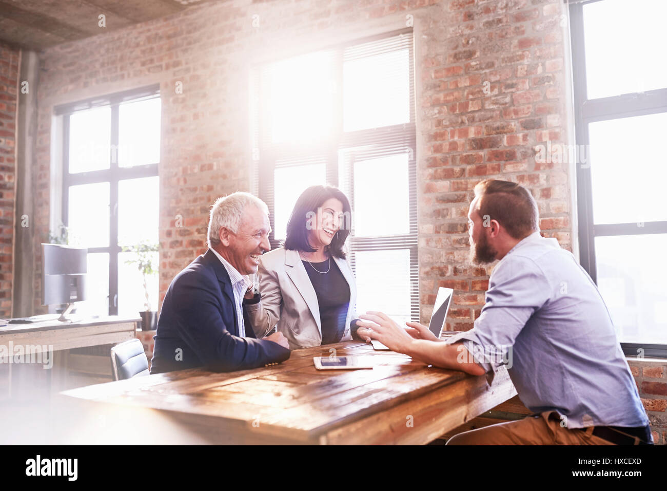 Sorridente persone business meeting a tavola in office Foto Stock