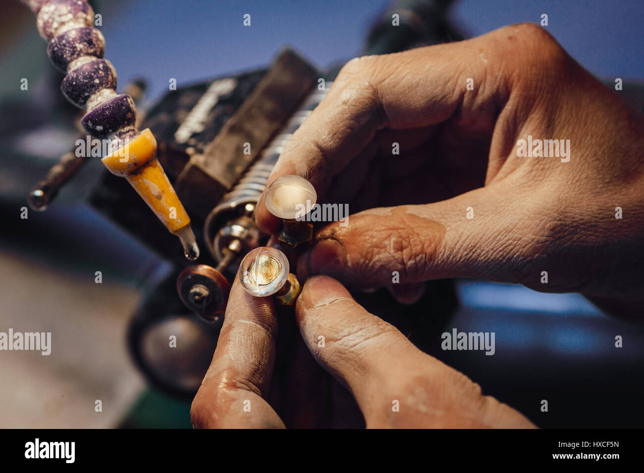 Gioielli la lucidatura di una pietra blu cubic zirconia Foto Stock