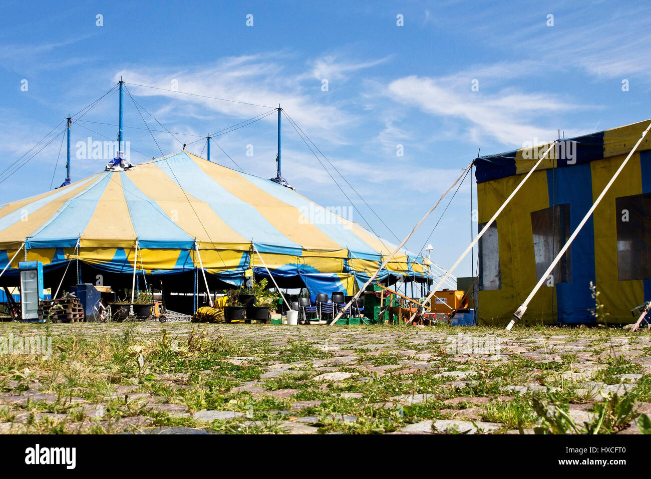 Una tenda del circo durante la costruzione su un luogo pubblico, una tenda del circo durante la costruzione di un luogo pubblico |, Ein Zirkuszelt während des Aufba Foto Stock