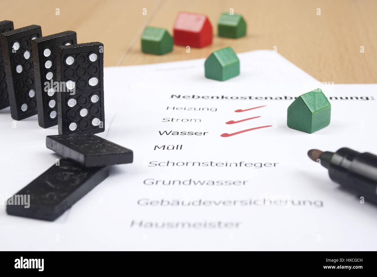 Regolamento delle spese con la matita e riproduzione di pietre, insediamento di carico con penna e pezzi |, Nebenkostenabrechnung mit Stift und Spielsteine |Ricarica settle Foto Stock