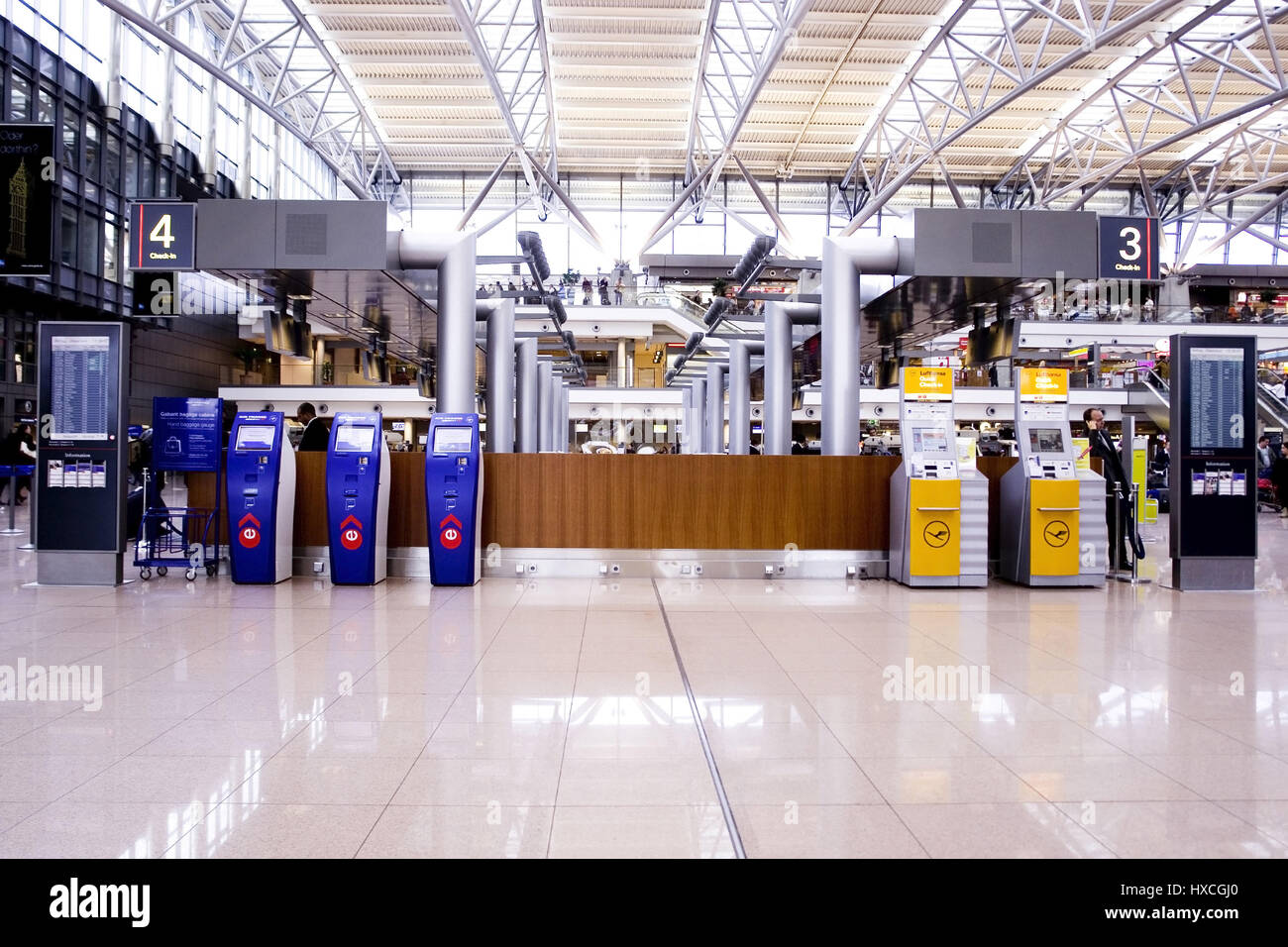 Terminale dell'aeroporto di Amburgo, Terminale auf dem Flughafen Hamburg Foto Stock