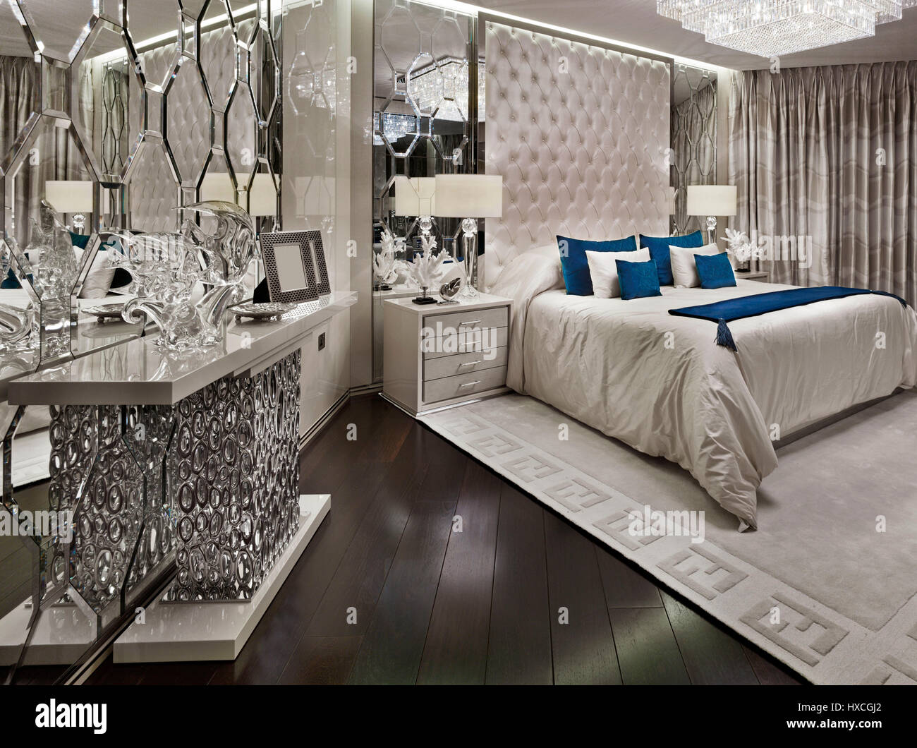 Appartamento di lusso a Londra;esclusiva camera da letto; letto matrimoniale;interior design in camera da letto Foto Stock