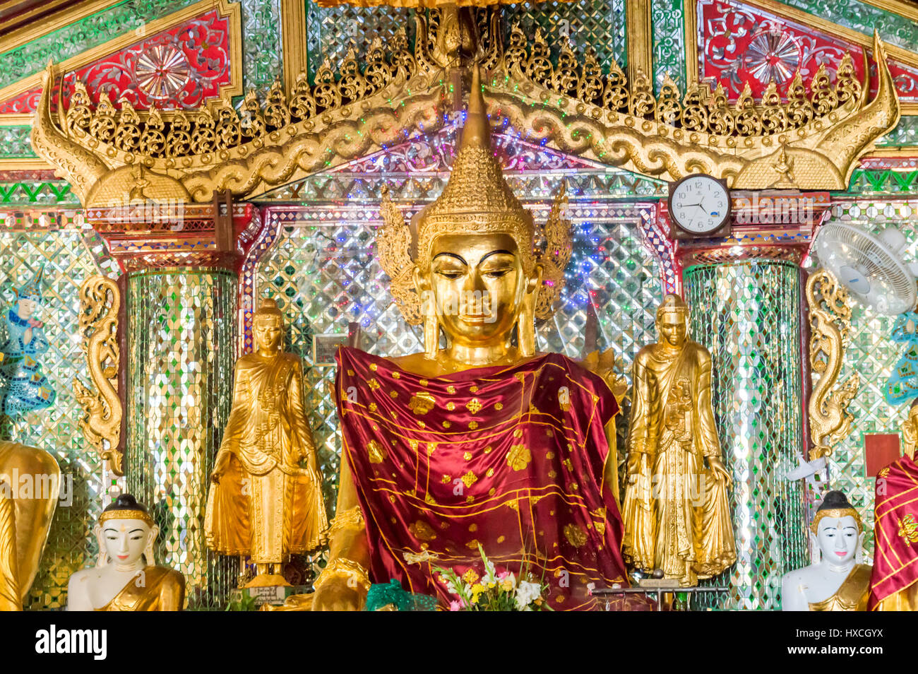 Golden statua del Buddha all'interno di Shwedagon pagoda in Yangon, Birmania Myanmar Foto Stock