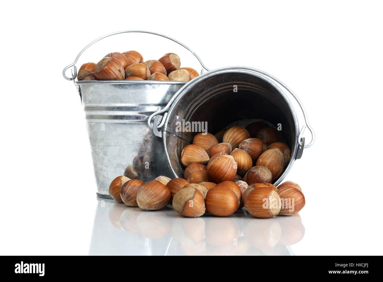 Benna con nocciole, Eimer mit Haselnuessen Foto Stock