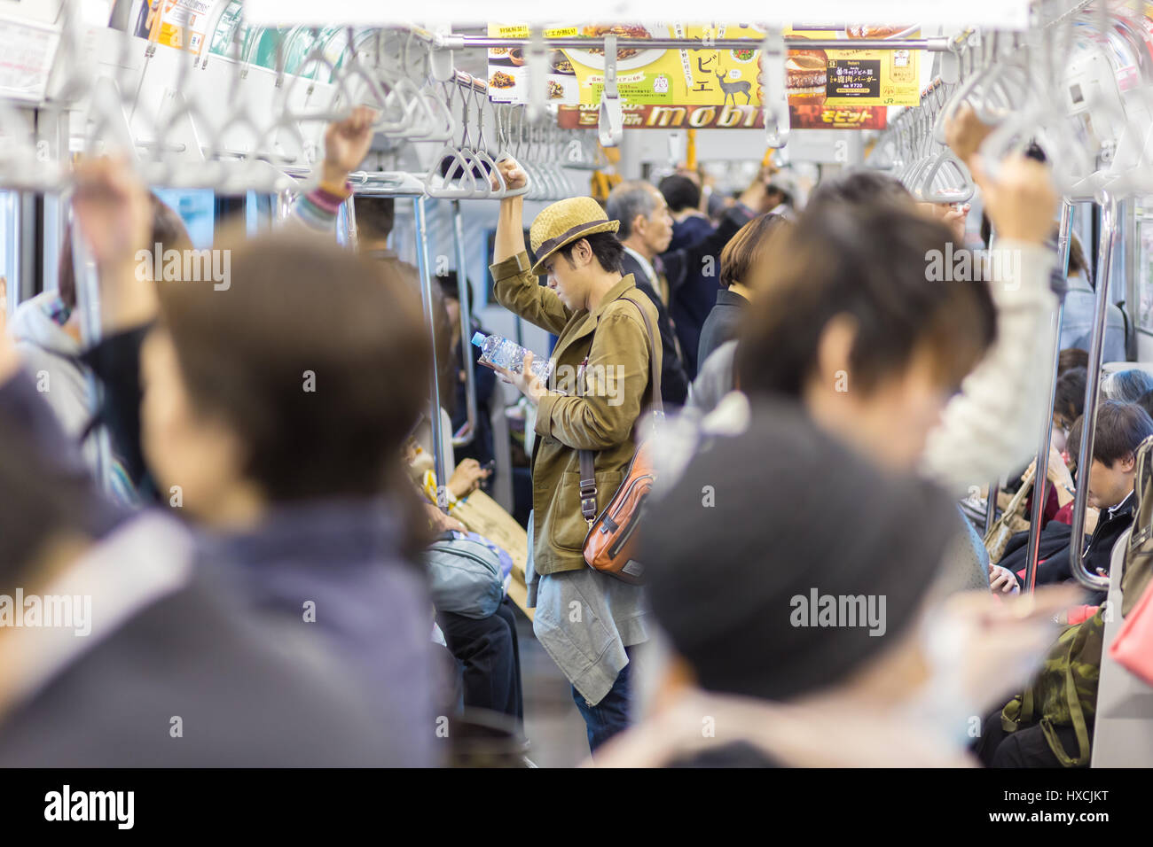 La folla di persone il pendolarismo quotidiano sulla metropolitana di Tokyo. Foto Stock