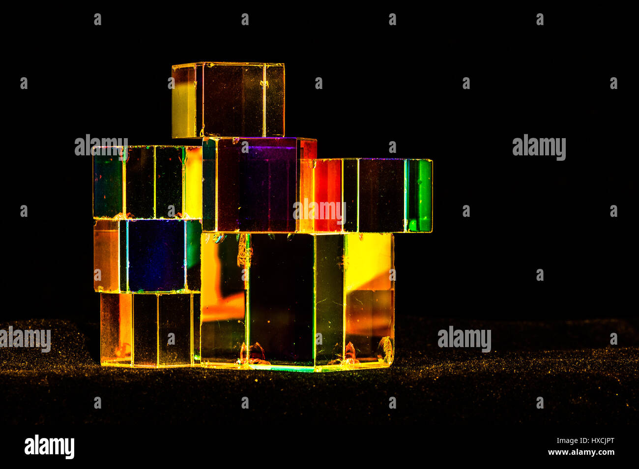 Cubi astratto concetto riflettente prisma luminosi colori di sfondo univoco Foto Stock