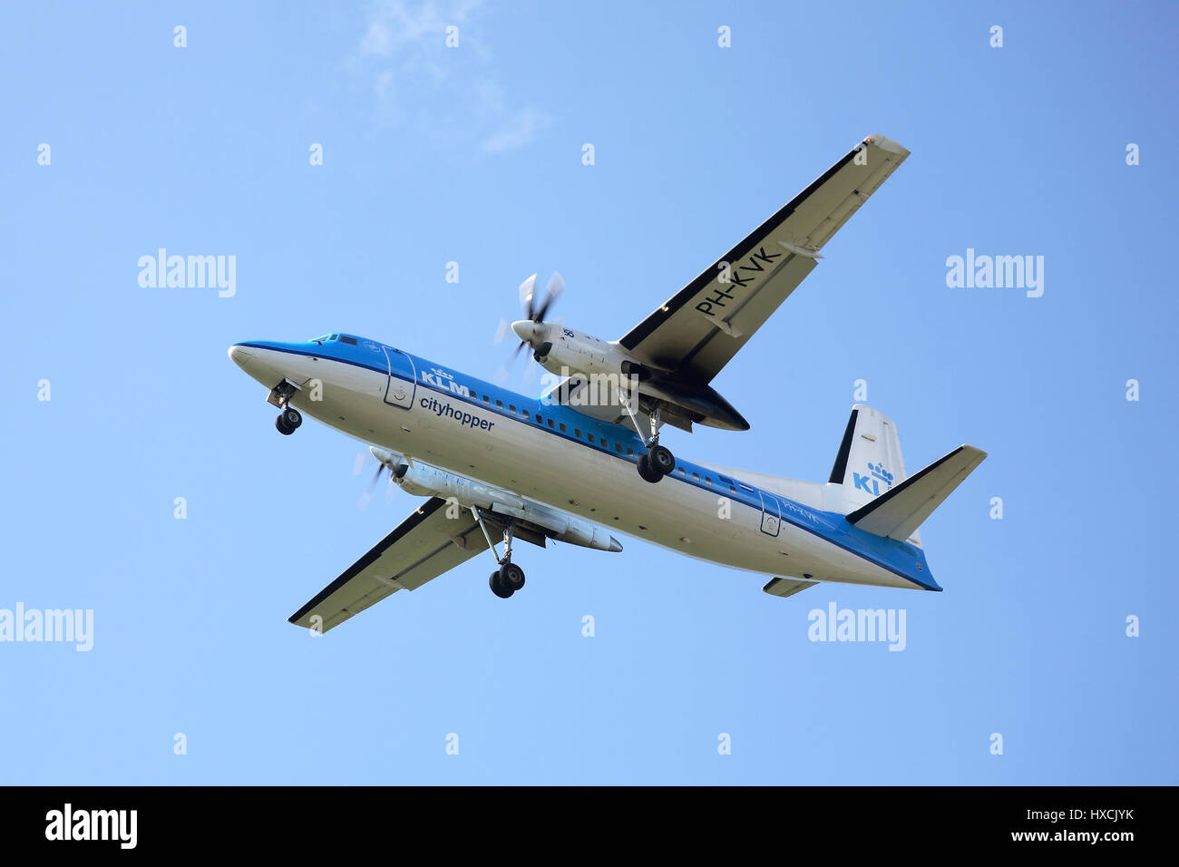Aria-vite KLM aereo in volo di terra, Propellerflugzeug der KLM Landeanflug  im Foto stock - Alamy