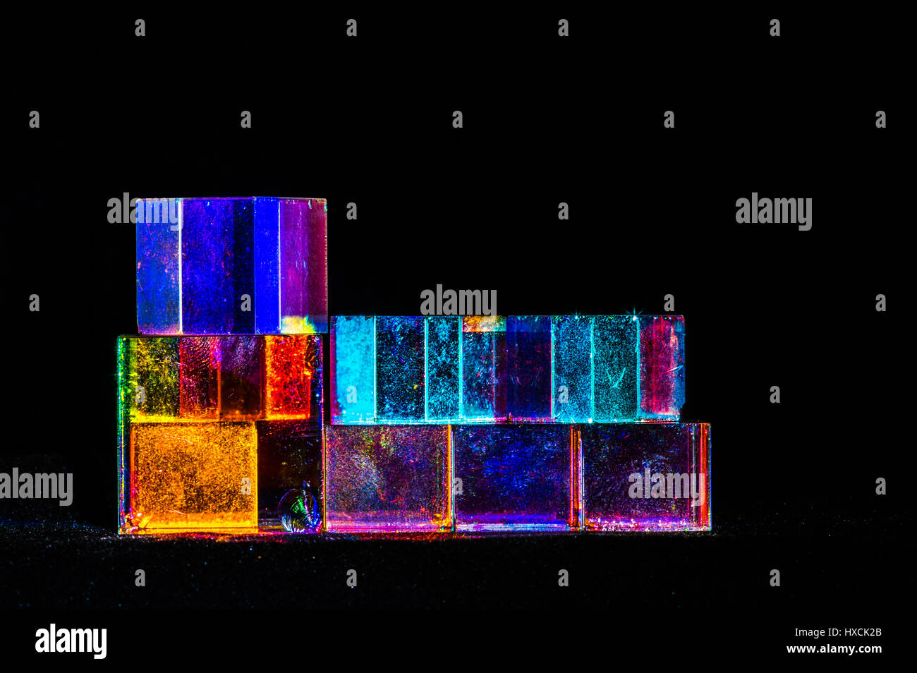 Cubi astratto concetto riflettente prisma luminosi colori di sfondo univoco Foto Stock