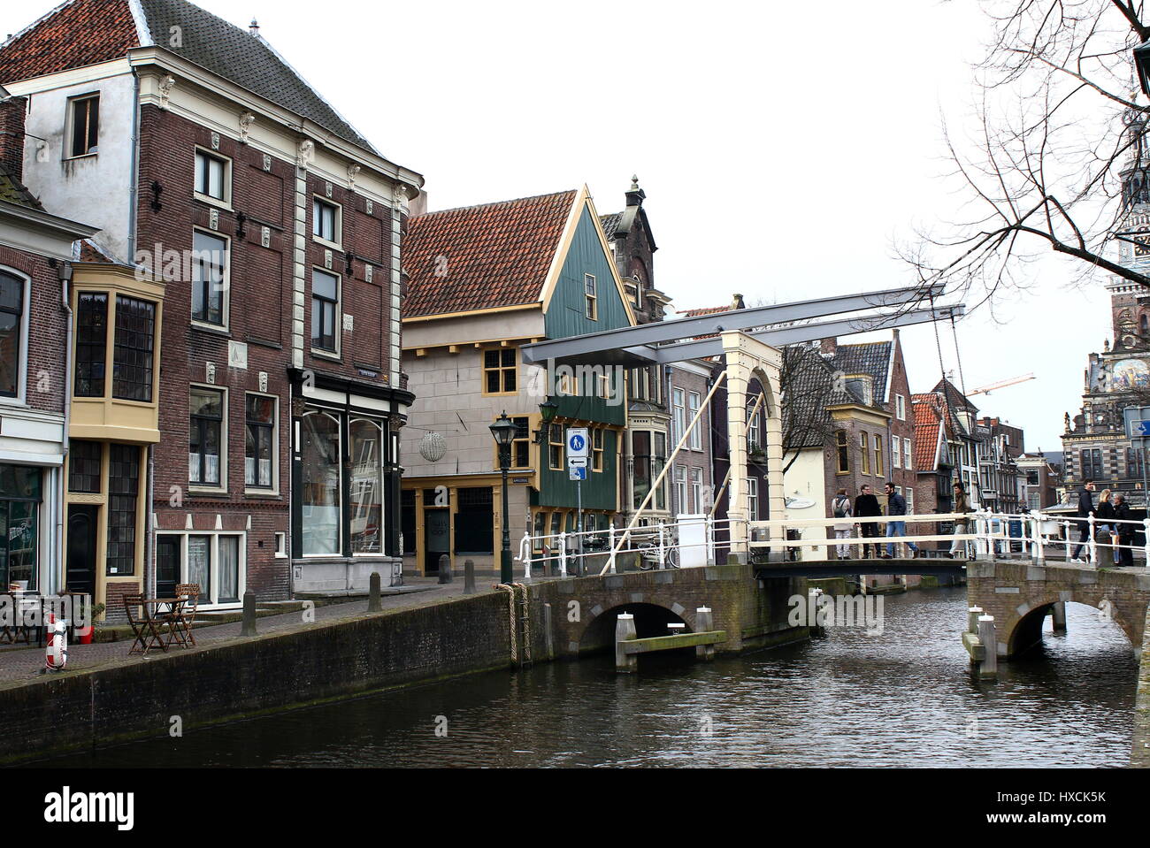 Kuipersbrug, un ponte levatoio in legno nel centro di Alkmaar, Paesi Bassi, attraversando Luttik Oudorp canal. Xvi secolo legno verde "Huis met de Kogel'. Foto Stock