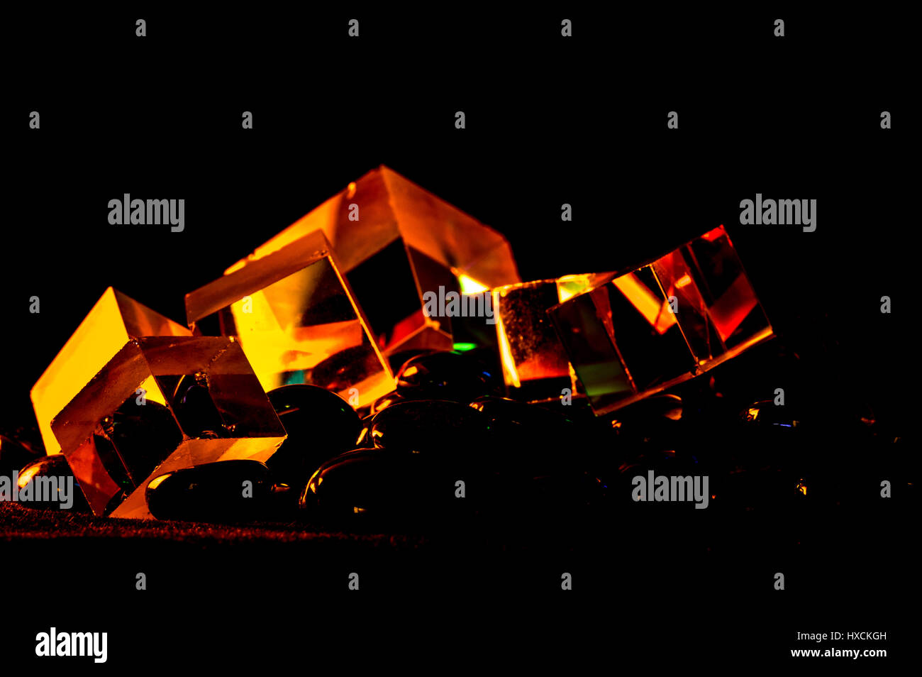 Cubi astratto concetto riflettente prisma luminosi colori di sfondo univoco Foto Stock