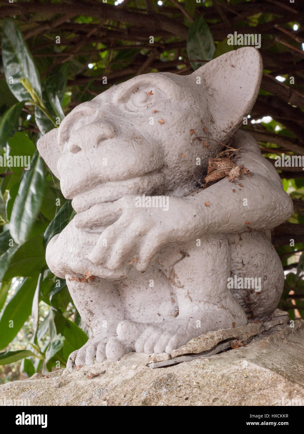 Un pauroso ma divertente poco gremlin statua Foto Stock