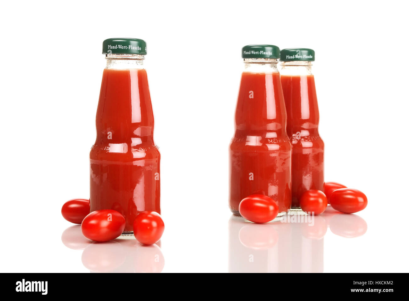 Bottiglie con succo di pomodoro a Flaschen mit Tomatensaft Foto Stock