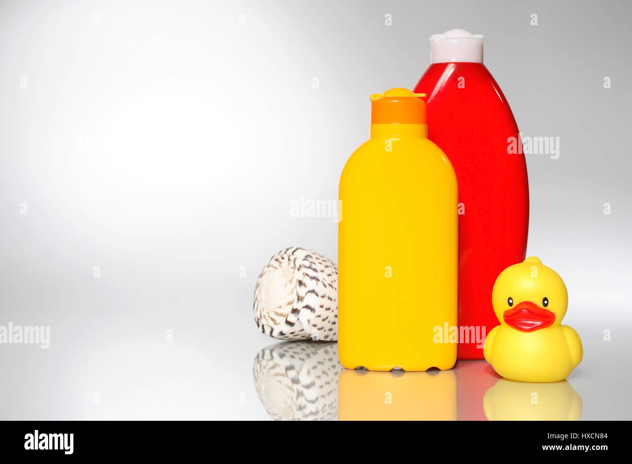Latte solare con una lozione, le cozze e anatra elastico, Sonnenmilch mit lozione, Muschel und Gummiente Foto Stock