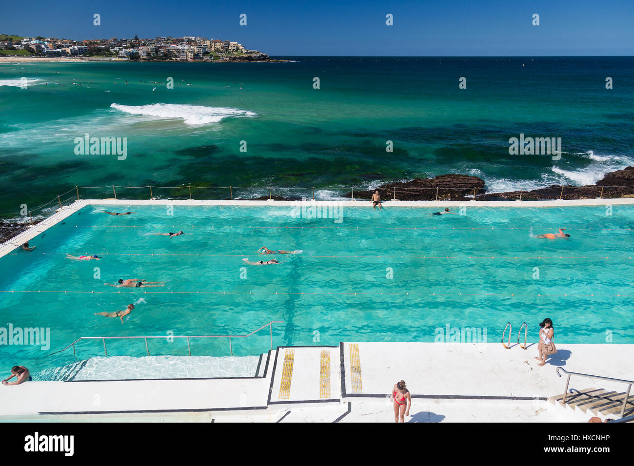 Una bella giornata autunnale a Bondi Iceberg, La spiaggia di Bondi, Sydney, Australia. Foto Stock