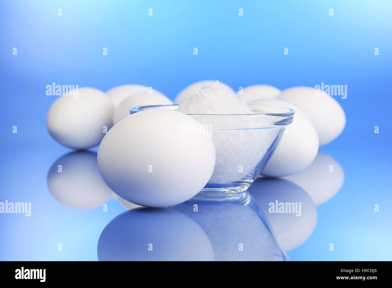 Uova fresche con sale, uova fresche con sale |, frische Eier mit Salz |uova fresche con sale| Foto Stock