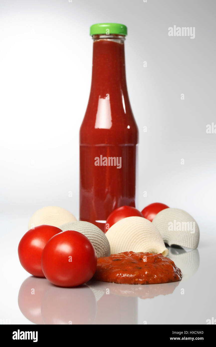 Ketchup con pomodori e tagliatelle, Ketchup mit Tomaten und Nudeln Foto Stock