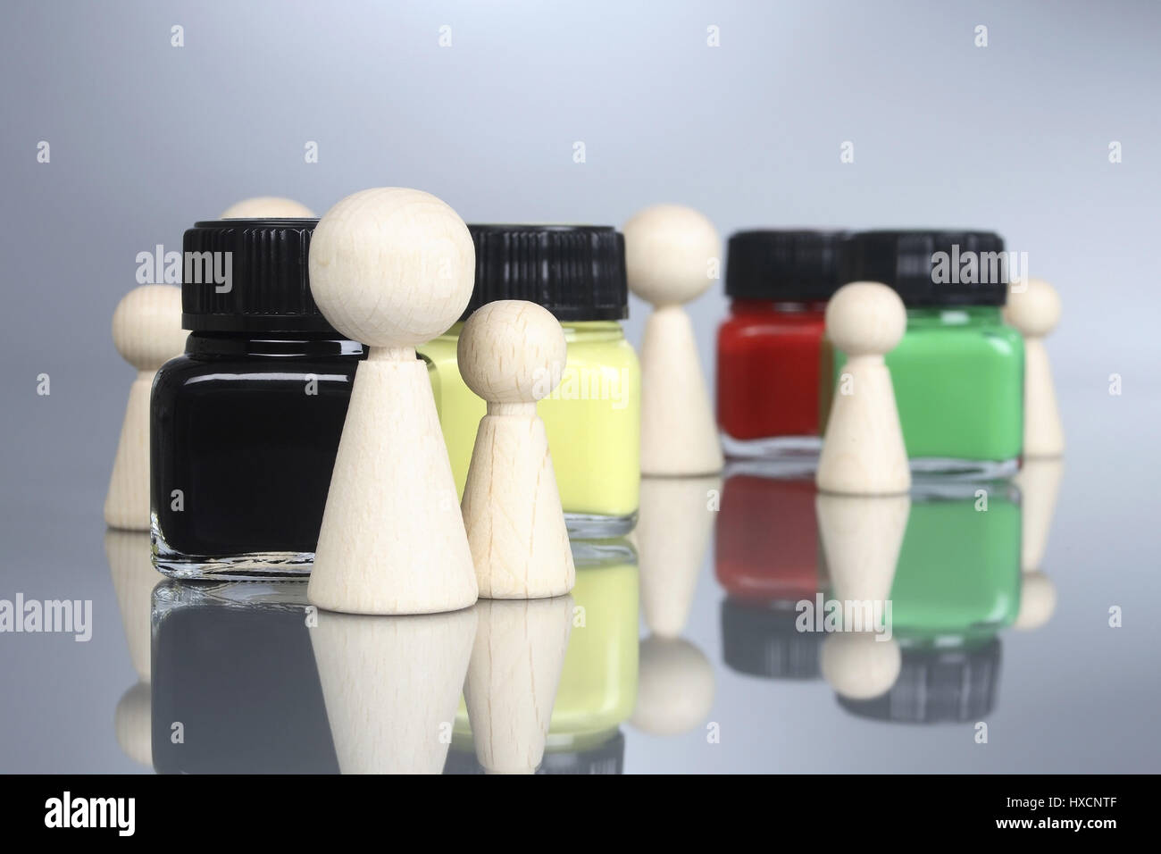 Bottiglie con colore e riproduzione di figure, a Flaschen mit Farbe und Spielfiguren Foto Stock