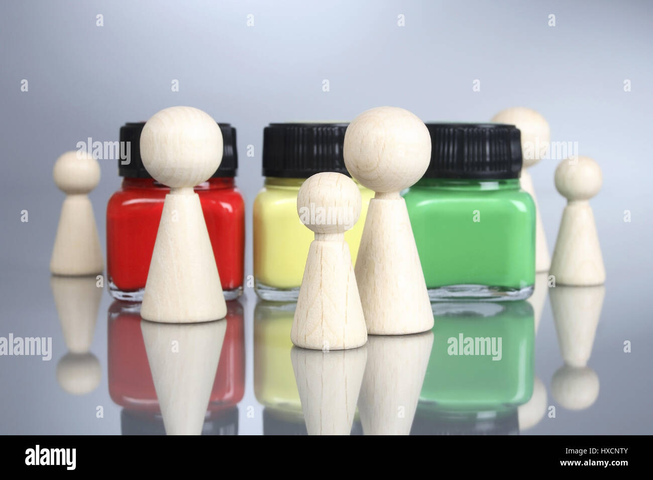 Bottiglie con colore e riproduzione di figure, a Flaschen mit Farbe und Spielfiguren Foto Stock
