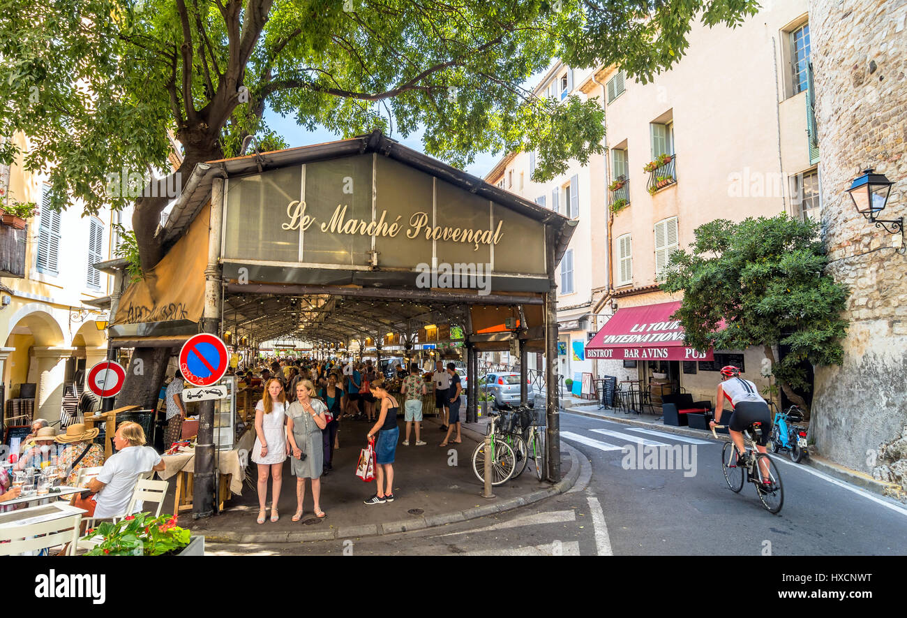 Antibes, Francia - 29 Giugno 2016: vista giorno di mercato coperto sala con turisti non identificato di Antibes, in Francia. Vi svolgerà una tipica provenzale ma Foto Stock