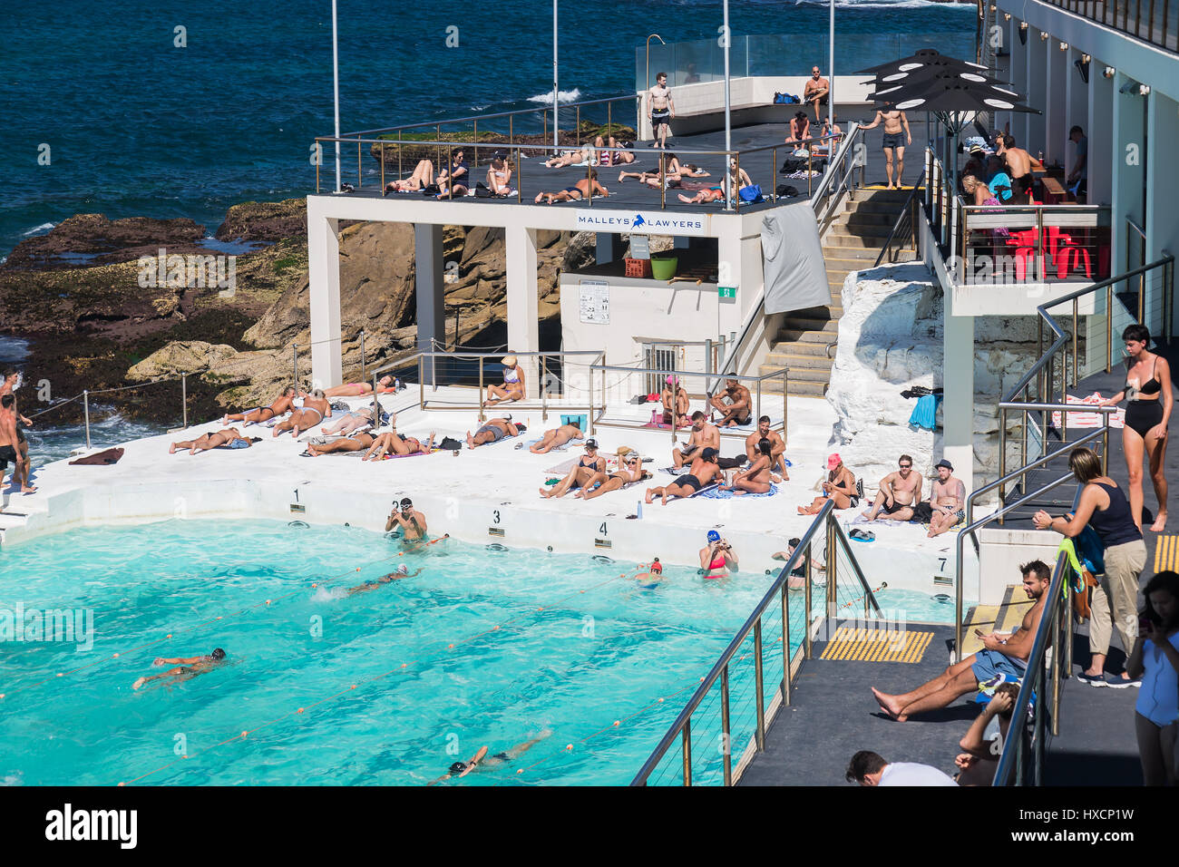 Una bella giornata autunnale a Bondi Iceberg, La spiaggia di Bondi, Sydney, Australia. Foto Stock