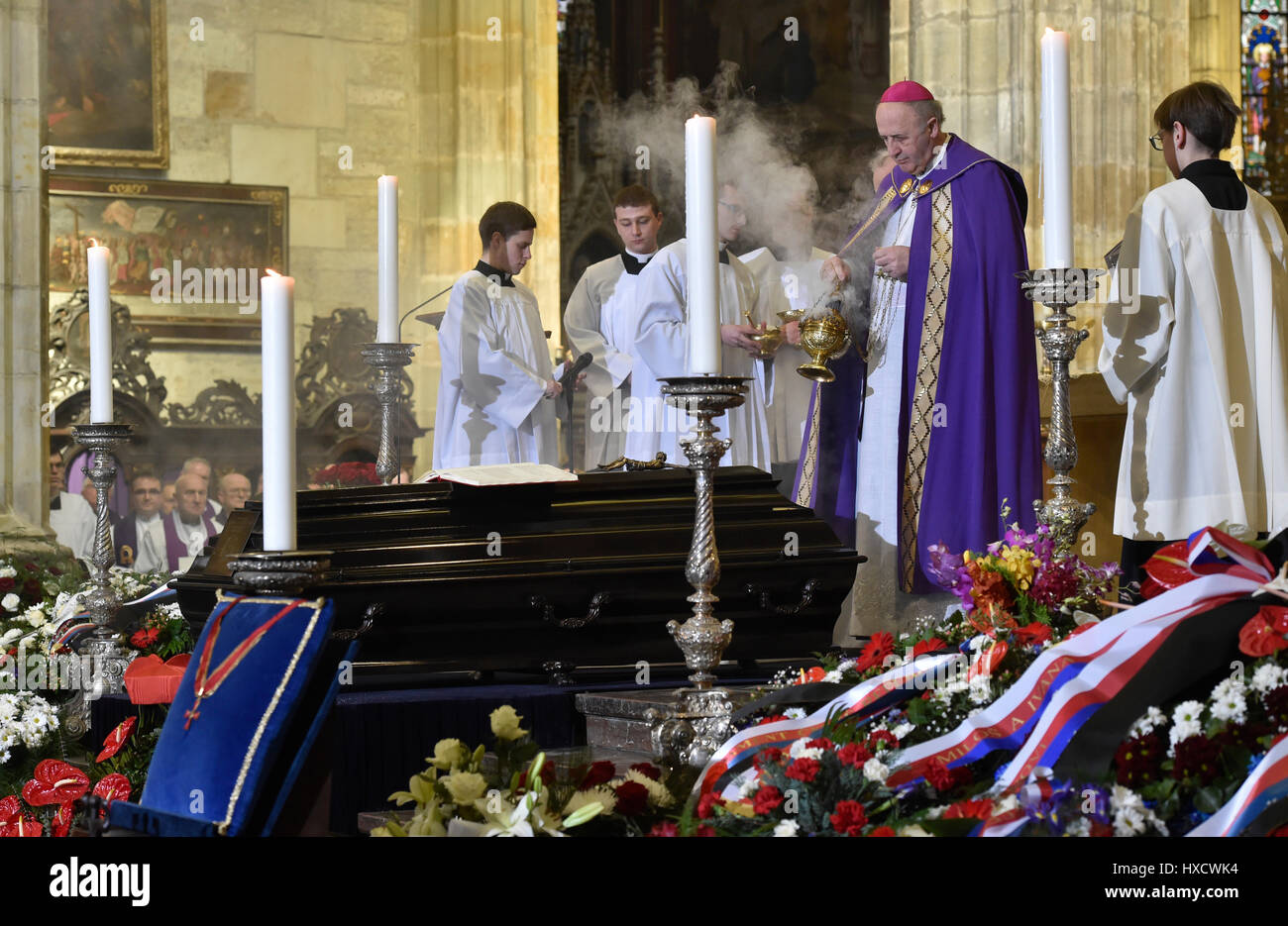 Il Castello di Praga, Repubblica Ceca. 25 Mar, 2017. Il corpo del defunto Cardinale ceca Miloslav Vlk fu sepolto in arcivescovado tomba nella cattedrale di San Vito al Castello di Praga, Repubblica Ceca, dopo le cerimonie liturgici, Marzo 25, 2017. La Messa di requiem è stata celebrata da Praga Arcivescovo Cardinale Dominik Duka nella cattedrale. Olomouc Arcivescovo Jan Graubner (seconda a destra) ha portato le cerimonie pagando ultimo omaggio al compianto Cardinale. Credito: Vit Simanek/CTK foto/Alamy Live News Foto Stock