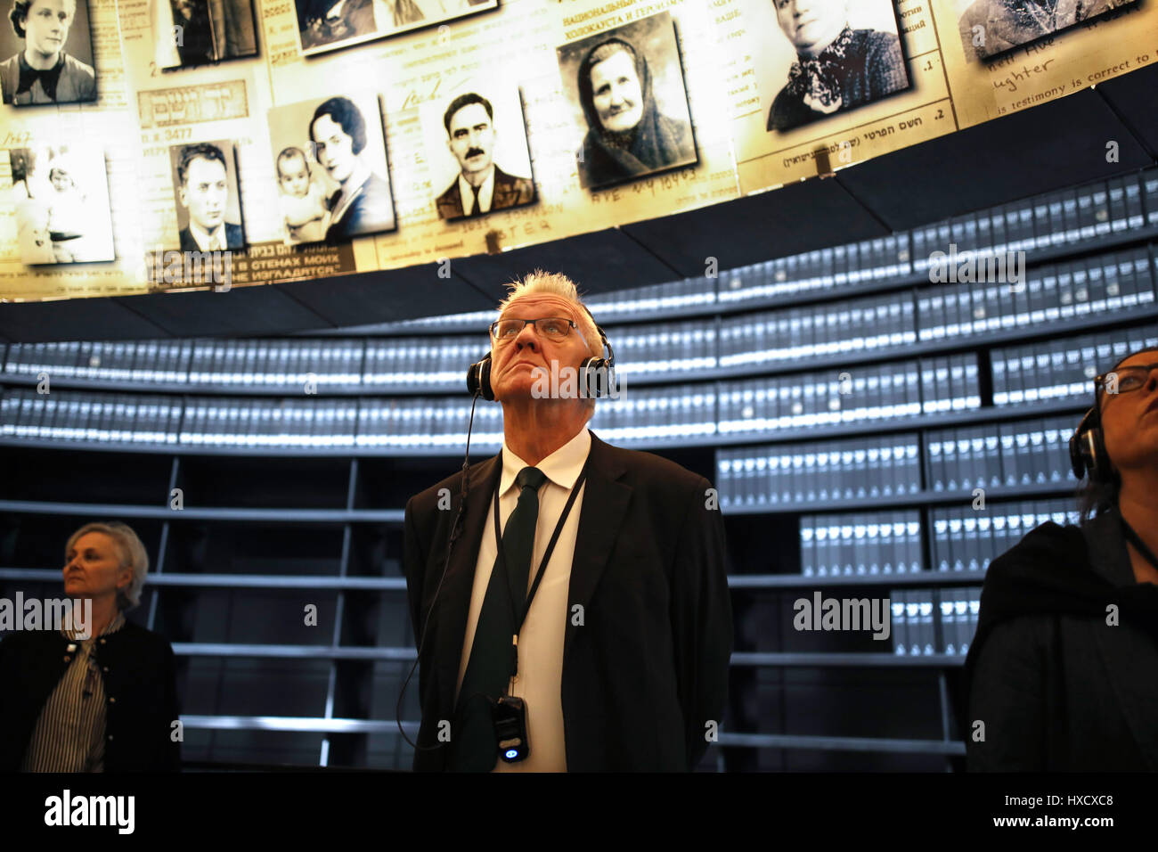 Gerusalemme, Israele. 27 Mar, 2017. Il primo ministro del Land del Baden-Wuerttemberg, Winfried Kretschmann, visiti la Sala dei nomi nel Memoriale dell Olocausto Yad Vashem a Gerusalemme, Israele, 27 marzo 2017. Kretschmann diretti in Israele con un equipaggio di 80 persone di domenica. Foto: Corinna Kern/dpa/Alamy Live News Foto Stock