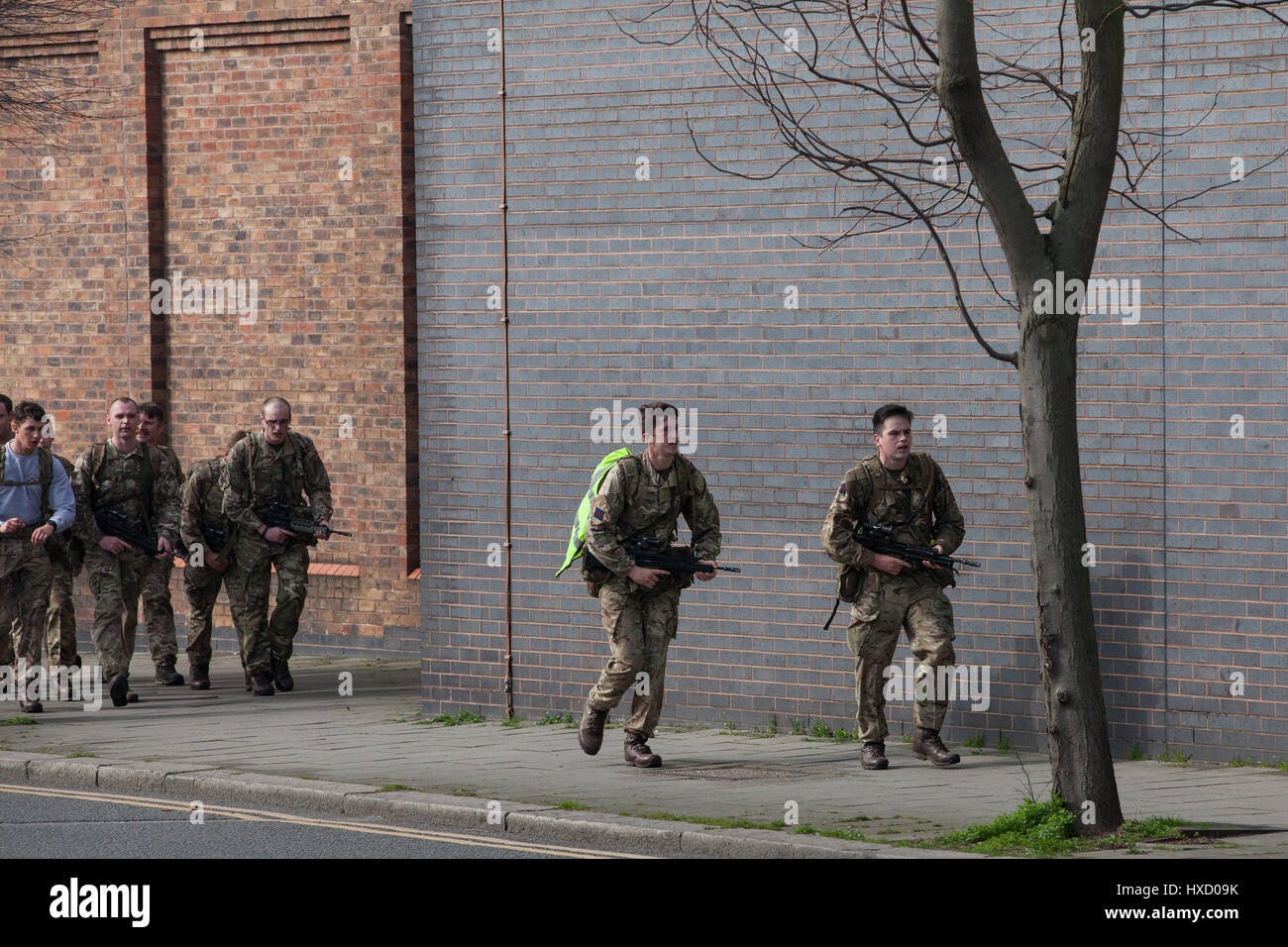 Windsor, Regno Unito. Il 27 marzo, 2017. Soldati ritorno a Victoria Barracks prima della cerimonia del Cambio della Guardia dalle guardie Coldstream e irlandese Guardie Band. Maggiori misure di sicurezza siano in posizione circa la cerimonia a seguito dei recenti attacchi terroristici in Europa, inclusi nella Westminster la scorsa settimana. Credito: Mark Kerrison/Alamy Live News Foto Stock