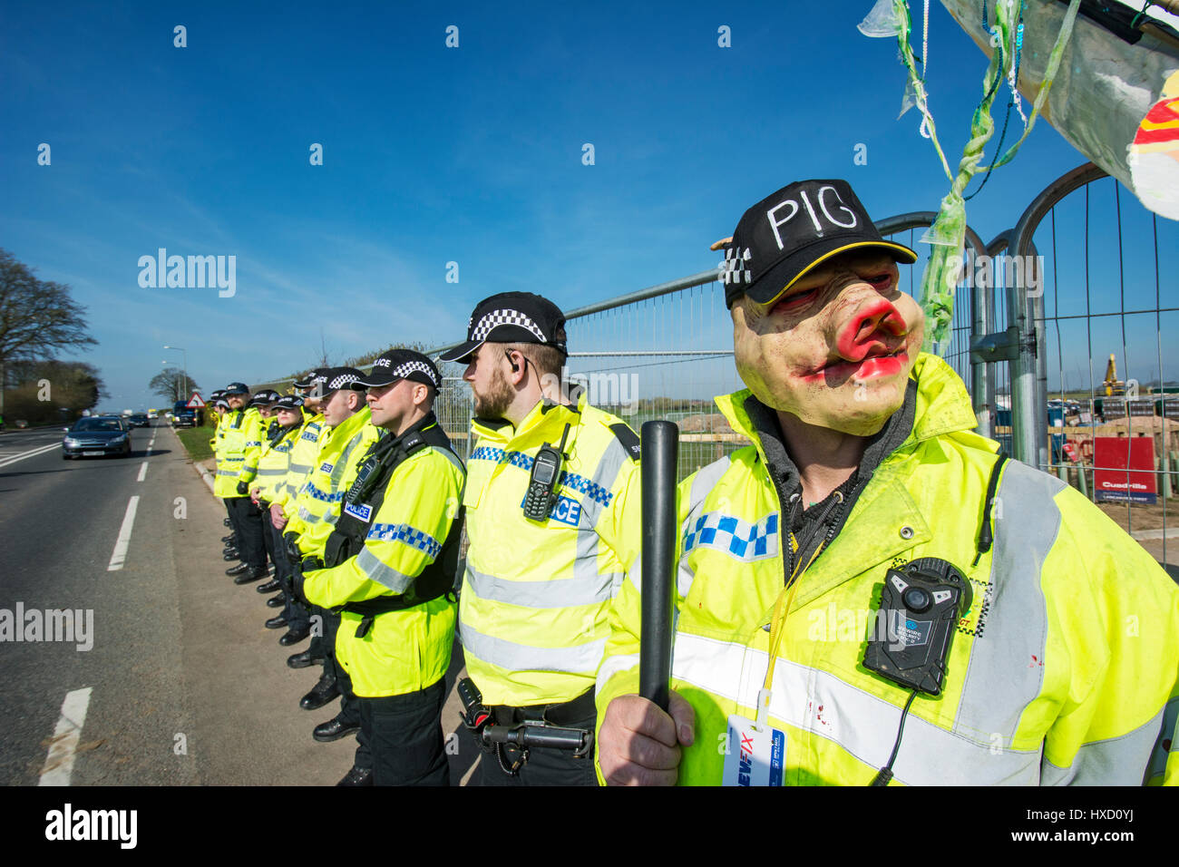 Blackpool, Regno Unito. 27 Mar, 2017. Blackpool. 27th. Marzo 2017: Felice lunedì star Bez (Marco Berry) supportato anti-fracking dimostranti presso la Cuadrilla esplorativo fracking shalegas sito dove manifestanti sbarramento il gate slow camminato un 'Globetrotter' autocarro come ha lasciato il sito. Essi hanno camminato lentamente per quanto Plumpton Hall Farm, le cui terre il sito è costruito su, prima che la polizia è riuscita a spostarli fuori strada. Credito: Dave Ellison/Alamy Live News Foto Stock