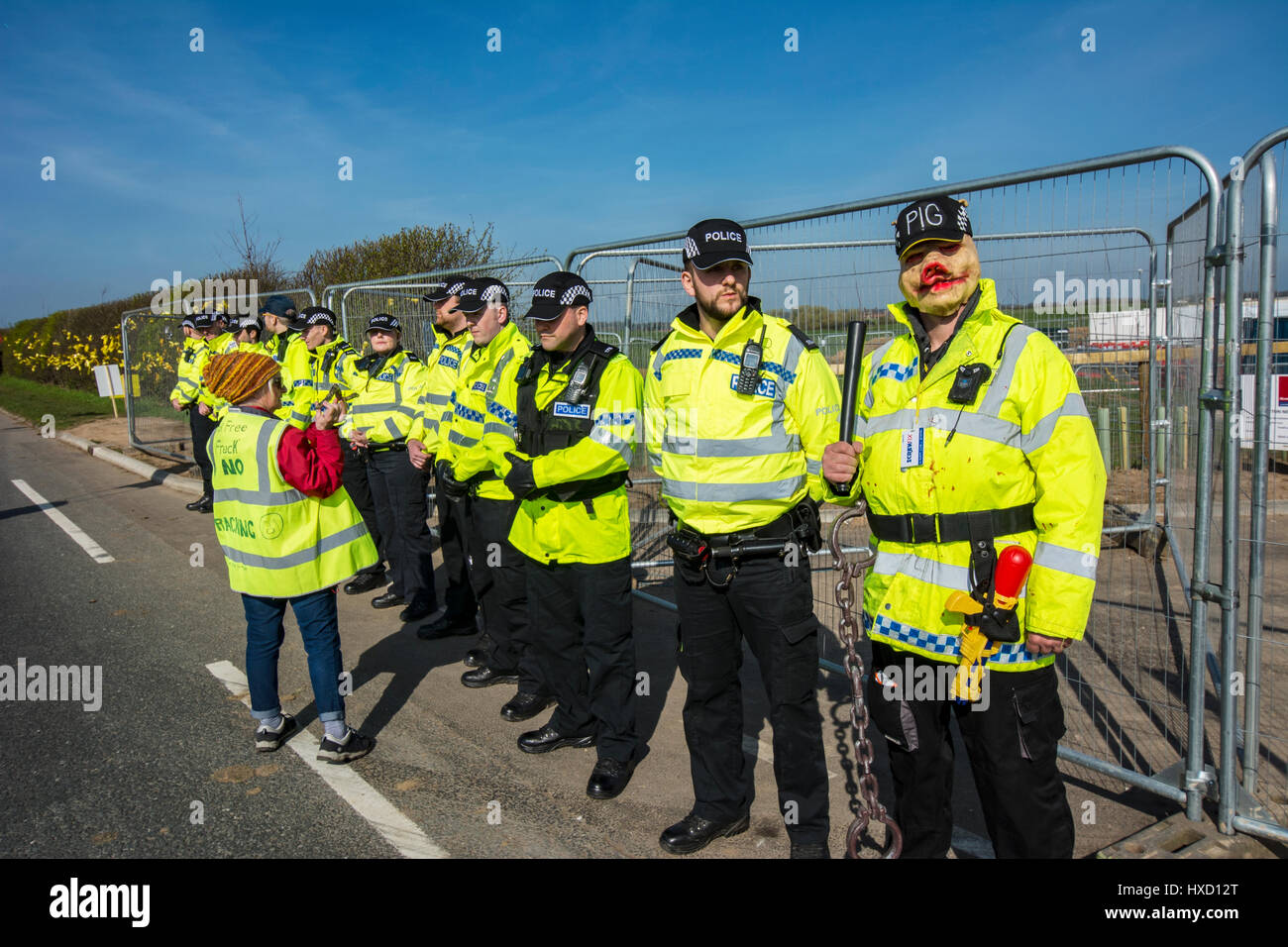 Blackpool, Regno Unito. 27 Mar, 2017. Blackpool. 27th. Marzo 2017: Felice lunedì star Bez (Marco Berry) supportato anti-fracking dimostranti presso la Cuadrilla esplorativo fracking shalegas sito dove manifestanti sbarramento il gate slow camminato un 'Globetrotter' autocarro come ha lasciato il sito. Essi hanno camminato lentamente per quanto Plumpton Hall Farm, le cui terre il sito è costruito su, prima che la polizia è riuscita a spostarli fuori strada. Credito: Dave Ellison/Alamy Live News Foto Stock