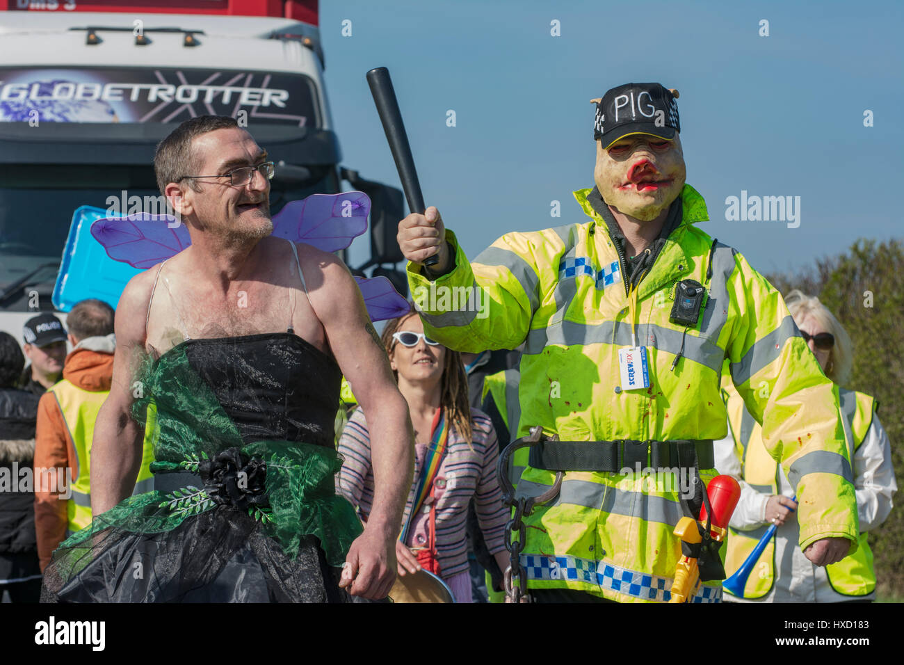 Blackpool, Regno Unito. 27 Mar, 2017. Felice lunedì star Bez (Marco Berry) supportato anti-fracking dimostranti presso la Cuadrilla esplorativo fracking shalegas sito dove manifestanti sbarramento il gate slow camminato un 'Globetrotter' autocarro come ha lasciato il sito. Essi hanno camminato lentamente per quanto Plumpton Hall Farm, le cui terre il sito è costruito su, prima che la polizia è riuscita a spostarli fuori strada. Constable 666 passeggiate con "Fluffy" nella parte anteriore del camion. Constable 666 falsley è stato arrestato a Barton Moss su una spuria 'drink guida' carica. Credito: Dave Ellison/Alamy Live News Foto Stock