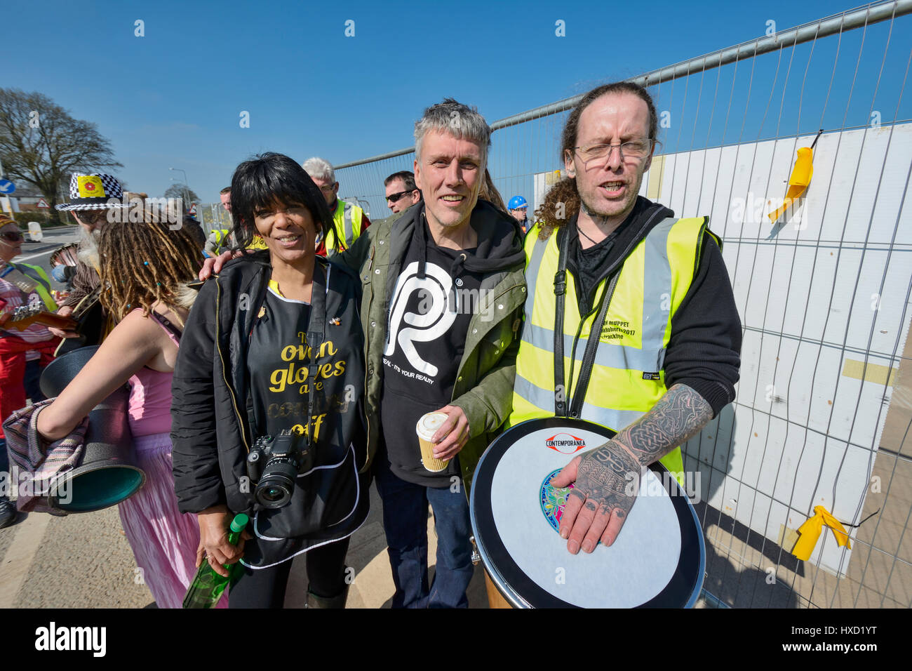 Blackpool, Regno Unito. 27 Mar, 2017. Felice lunedì star Bez (Marco Berry) uniti anti-fracking manifestanti per mostrare il suo supporto. Bez entrato a far parte di un gruppo di circa un centinaio di manifestanti che hanno suonato i tamburi all'ingresso al controverso Cuadrilla esplorativa di gas di scisto fracking sito attualmente essendo costruito su terreni appartenenti al Plumpton Hall Farm su Preston New Road. Credito: Dave Ellison/Alamy Live News Foto Stock