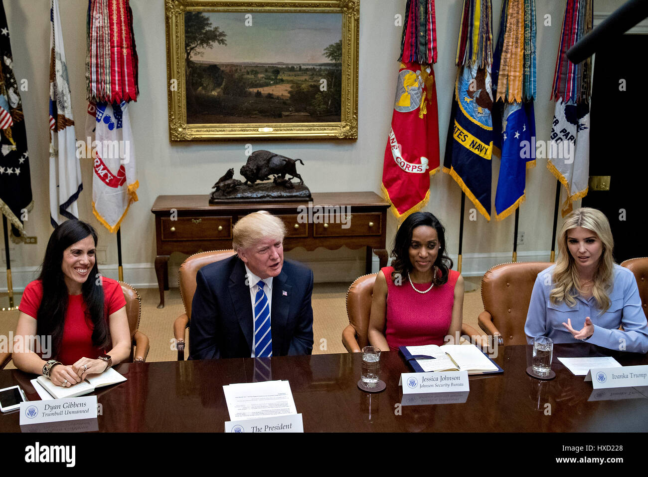 Washington, Stati Uniti d'America. 27 Mar, 2017. Ivanka Trump, figlia di U.S. Presidente Donald Trump, da destra, Jessica Johnson, presidente di Johnson Security Bureau Inc., Presidente Trump e Dyan Gibbens, fondatore e chief executive officer di Trumbull senza equipaggio, partecipare ad un incontro con le donne ai proprietari di piccole aziende nella sala Roosevelt della Casa Bianca di Washington, DC, Stati Uniti, lunedì 27 marzo, 2017. Credito: MediaPunch Inc/Alamy Live News Foto Stock