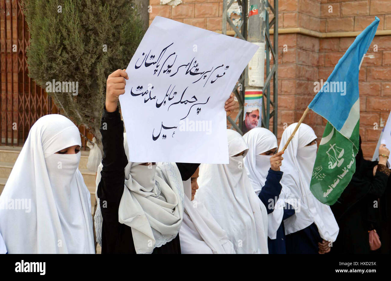 Il pakistan. 27 Mar, 2017. Gli attivisti del Jamat-e-Islami (JI donne Ala) sono holding manifestazione di protesta contro il Punjab gli studenti universitari scontro incidente, a Quetta press club il Lunedi, 27 marzo 2017. Credito: Asianet-Pakistan/Alamy Live News Foto Stock