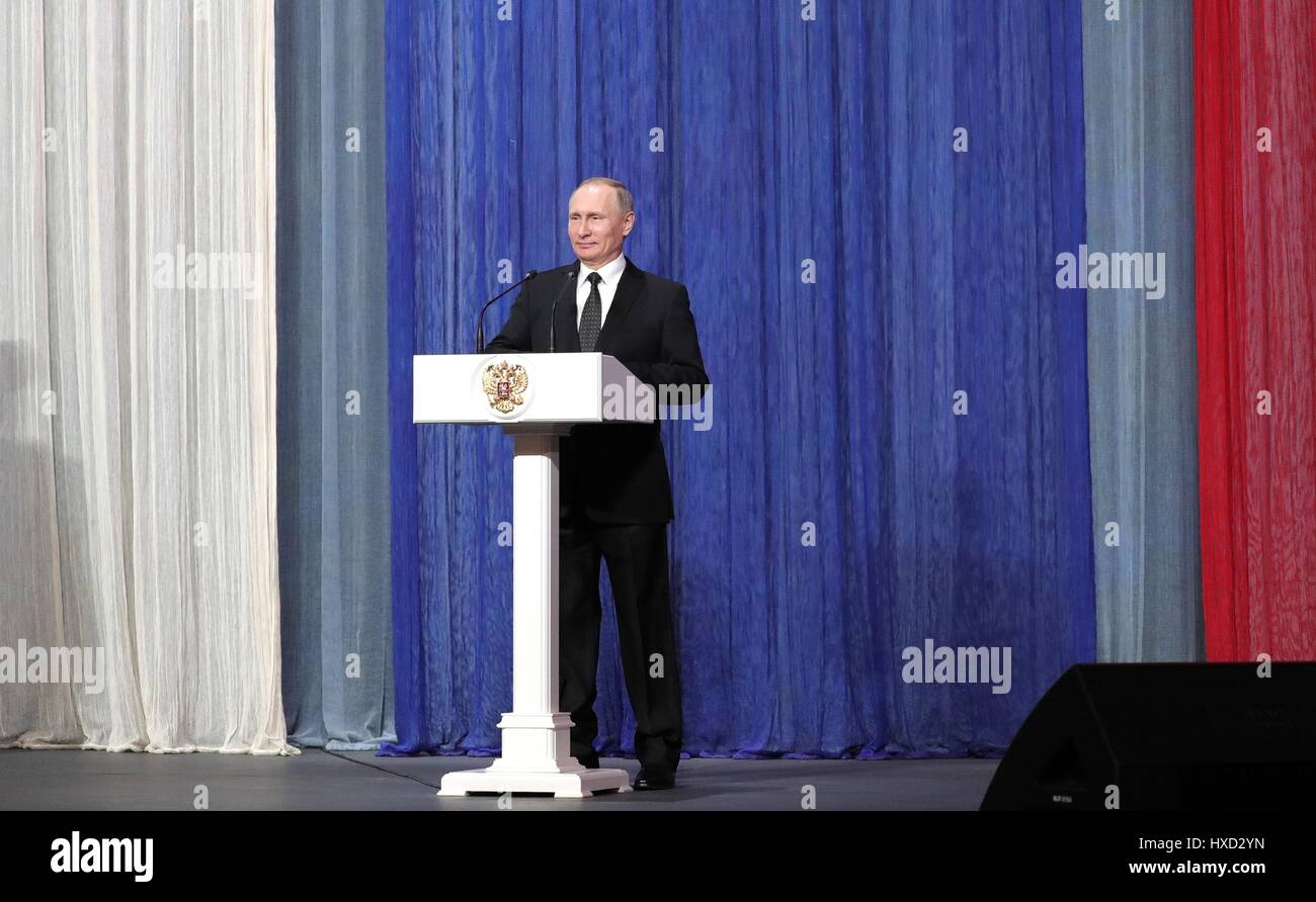 Il presidente russo Vladimir Putin gli indirizzi dei partecipanti durante la Guardia Nazionale giorno serata di gala presso il Cremlino Marzo 27, 2017 a Mosca, in Russia. Questa è la prima celebrazione per la protezione che è stato creato da Putin in 2017 per la lotta contro il terrorismo e la criminalità organizzata. Foto Stock