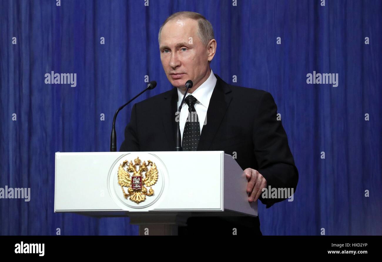 Il presidente russo Vladimir Putin gli indirizzi dei partecipanti durante la Guardia Nazionale giorno serata di gala presso il Cremlino Marzo 27, 2017 a Mosca, in Russia. Questa è la prima celebrazione per la protezione che è stato creato da Putin in 2017 per la lotta contro il terrorismo e la criminalità organizzata. Foto Stock
