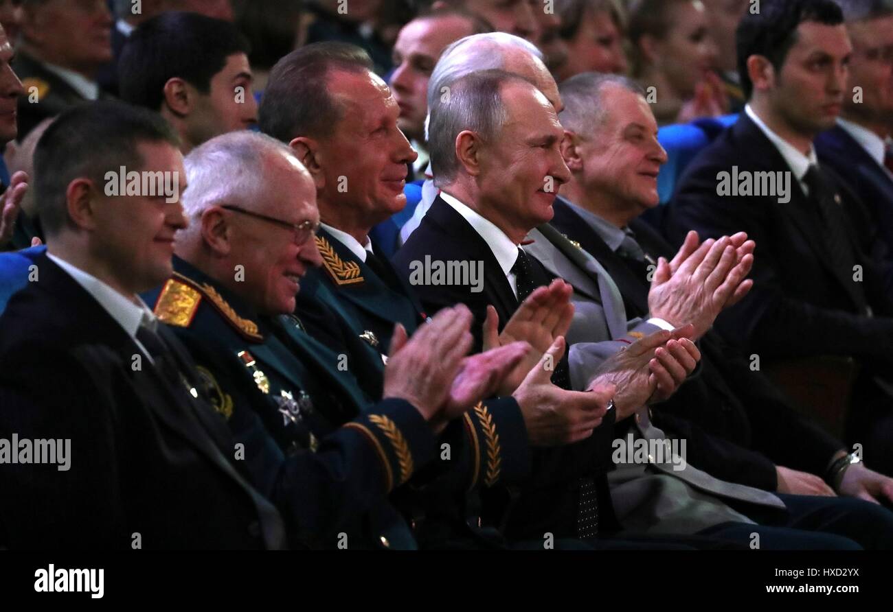 Il presidente russo Vladimir Putin plaude al fianco di Comandante della Guardia Nazionale di Viktor Zolotov, sinistro durante la Guardia Nazionale giorno serata di gala presso il Cremlino Marzo 27, 2017 a Mosca, in Russia. Questa è la prima celebrazione per la protezione che è stato creato da Putin in 2017 per la lotta contro il terrorismo e la criminalità organizzata. Foto Stock