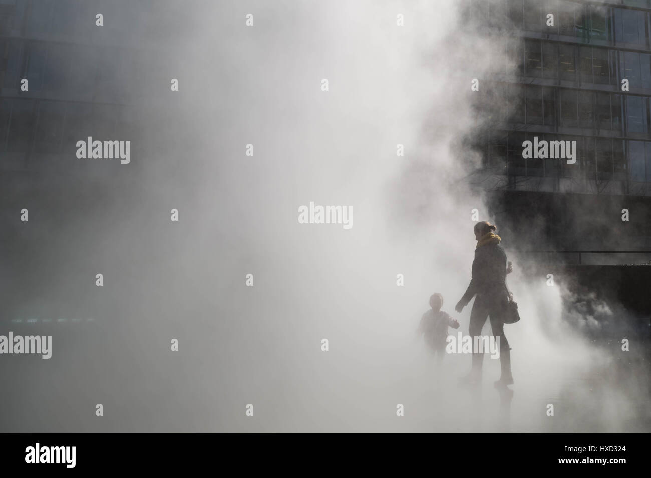 Londra, Regno Unito. Il 27 marzo 2017. Regno Unito: Meteo londinesi rinfrescarsi e godere del caldo sole del pomeriggio mentre vivendo Fujiko Nakaya della scultura di nebbia al di fuori della Tate Modern interruttore della casa. Credito: Guy Corbishley/Alamy Live News. Foto Stock